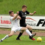 Zur Sache: Grebensteins Julian Paulus wird von TSV-Verteidiger Max Roth vom Ball getrennt. © Foto:  Hofmeister