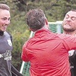 Glückwunsch zum Tor: TuSpo Trainer Driton Mazrekaj eilte auf den Platz und beglückwünschte Ferdinand Bloch zu seinem Treffer: Zweiter Gratulant war Manuel Frey (links). Foto: Rieß