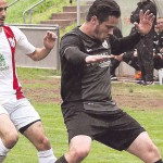 Ballsicherung: David Durwald (rechts), hier gegen Ismet Yegül von Bosporus Kassel, will mit Grebenstein einen weiteren Sieg einfahren. Foto: Rieß