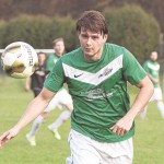 Auf und davon: Fabian Stahlhuth von Weser/Diemel enteilt hier seinen Grebensteiner Gegenspielern. Foto: Löschner