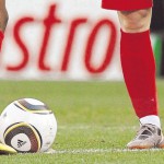 Anstoß: Die Winterpause ist beendet, ab morgen soll der Ball in den heimischen Fußballligen wieder rollen. Der TuSpo spielt auf jeden Fall. Foto: dpa