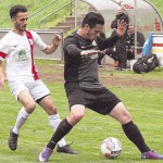 Gegner kam nicht zum Zug: Im Hinspiel kontrollierte der TuSpo, hier David Durwald das Spiel. Der Gegner Bosporus, (rechts Ismet Yeguel musste sich hinten anstellen und verlor 1:3. Foto: mrß